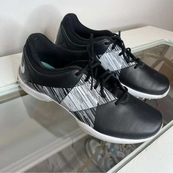 Nike Women's Size 7.5 Nike Delight V-Lady Golf Shoe SpikedTread Black White - Picture 1 of 9